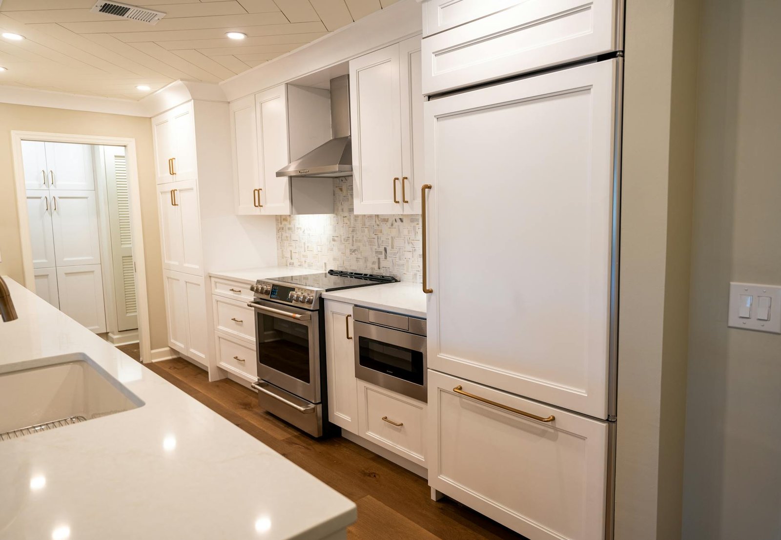 Optimizing Cookware for Induction Stoves: A First-Time Buyer's Guide 3 Elegant modern kitchen featuring white cabinetry and stainless steel appliances.