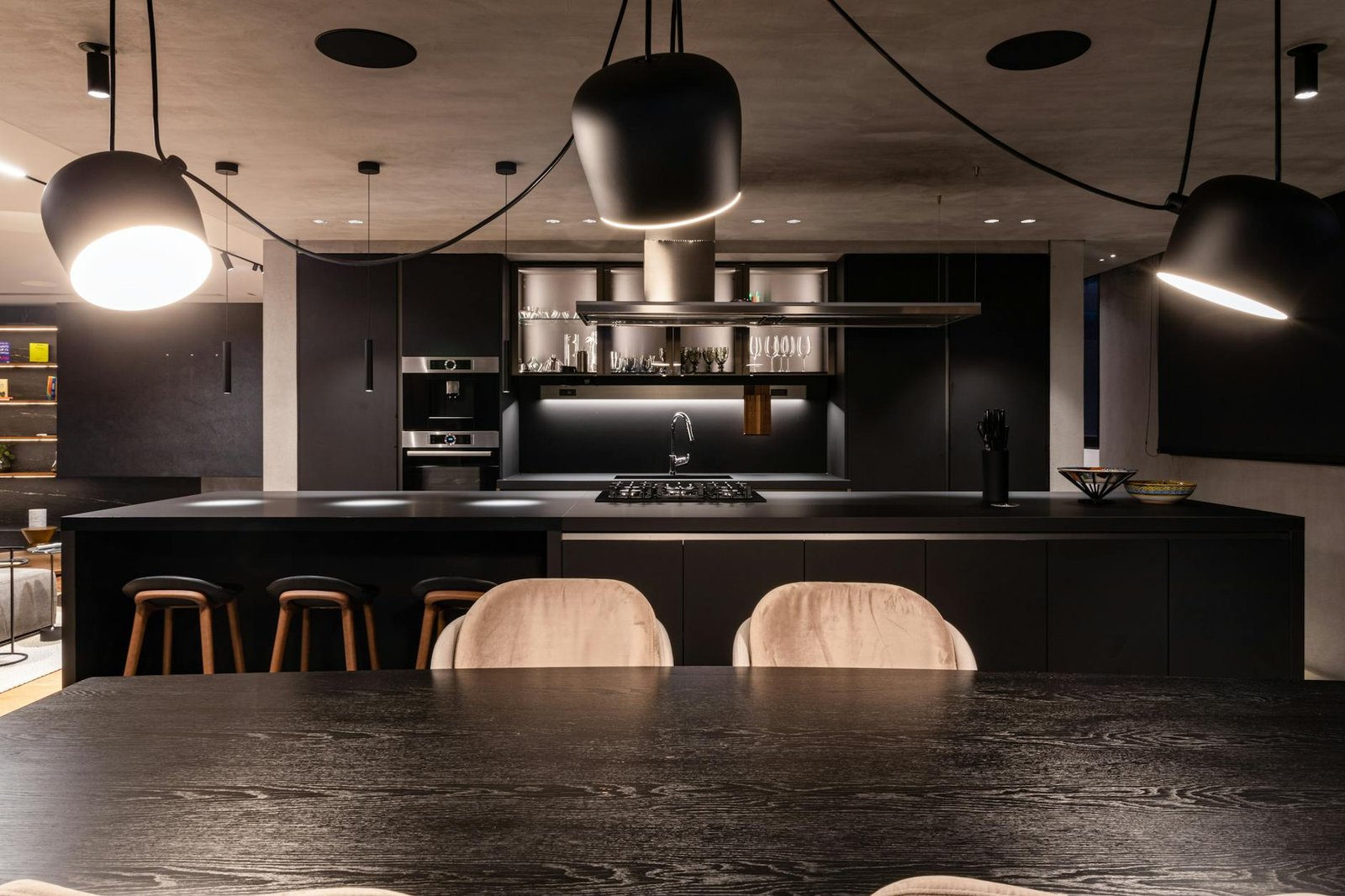 Optimizing Your Gas Stove for Energy Efficiency and Safety 3 Explore a modern, stylish kitchen interior in Bogotá, featuring sleek black design and contemporary lighting.